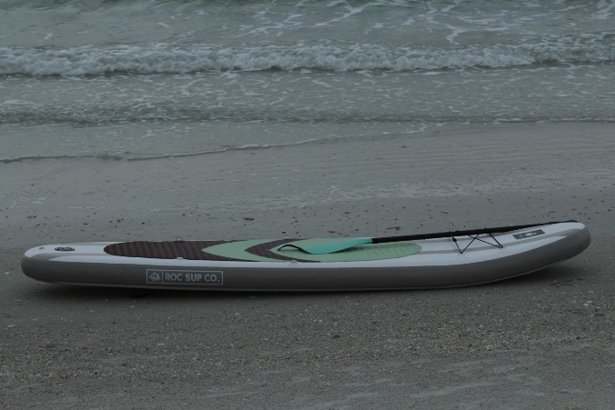 A paddle board on the beach

Description automatically generated